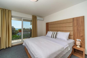 Mika's Seaview Apartments